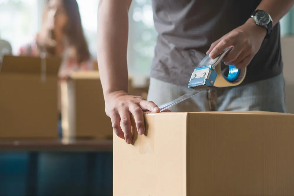 Taşınma öncesi koli bantla kapatılıyor